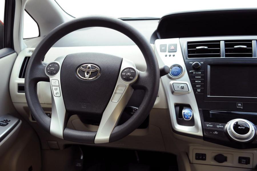  Toyota Prius V 2011 года  (фото 136 из 208)